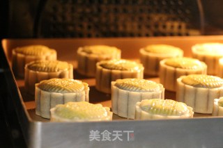 广式黑芝麻莲蓉月饼的做法步骤：15
