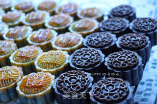 广式黑芝麻莲蓉月饼的做法步骤：16