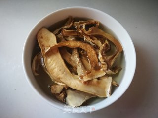 松茸干炖鸡翅根的做法步骤：1