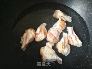松茸干炖鸡翅根的做法步骤：3