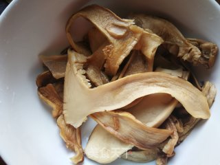 松茸干炖鸡翅根的做法步骤：5