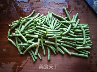 茄子炒豇豆的做法步骤：1