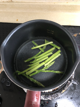 鲜虾芦蒿芝士焗饭，真的拉丝哦！的做法步骤：1