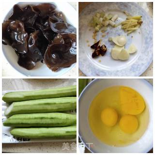 豆妈带你10分钟搞定丝瓜木耳炒鸡蛋的做法步骤：1