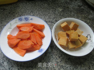 鱼豆腐烧胡萝卜的做法步骤：1