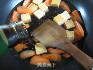 鱼豆腐烧胡萝卜的做法步骤：5