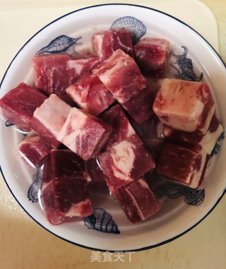 红烧牛肉胡萝卜的做法步骤：1