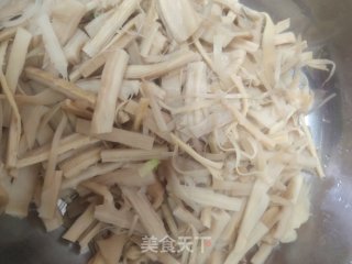 五花肉烧苦笋的做法步骤：2