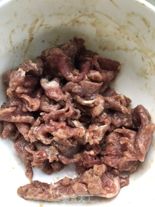 红萝卜炒牛肉的做法步骤：1