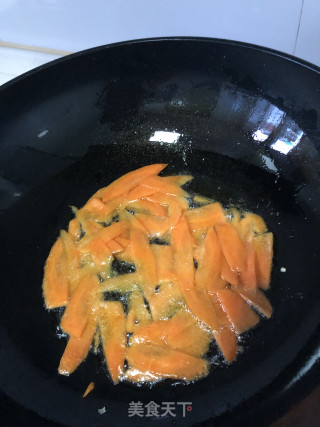 红萝卜炒牛肉的做法步骤：3