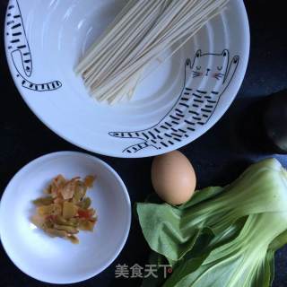 榨菜鸡蛋面的做法步骤：1