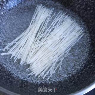 榨菜鸡蛋面的做法步骤：2