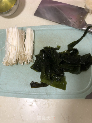 脆皮金针菇海带卷的做法步骤：1