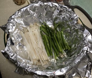 芦笋金菇焖鸡块的做法步骤：1