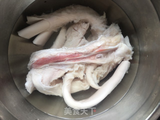 青椒炒牛筋的做法步骤：1