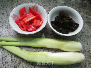 黑木耳红椒炒茭白的做法步骤：1