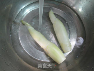 黑木耳红椒炒茭白的做法步骤：2