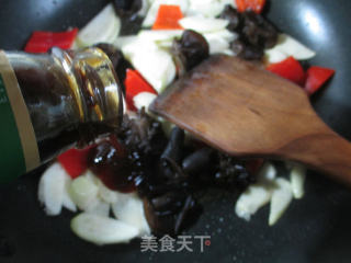 黑木耳红椒炒茭白的做法步骤：7