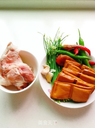 韭菜苔炒豆干的做法步骤：1
