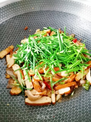 韭菜苔炒豆干的做法步骤：12