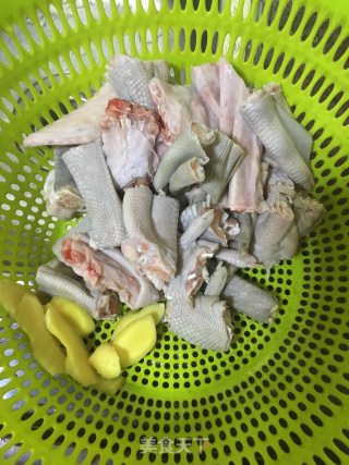 鹅脚翼焖沙葛的做法步骤：3