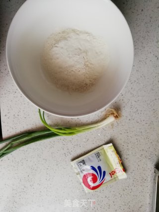炸葱球饼的做法步骤：1
