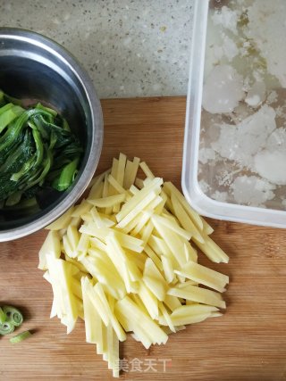小白菜土豆粉丝排骨汤的做法步骤：1