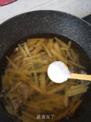 小白菜土豆粉丝排骨汤的做法步骤：4