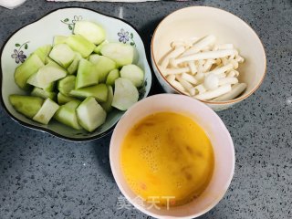 金黄鲜美的丝瓜鸡蛋菌菇汤，简单又低脂，全家都喜欢的做法步骤：1