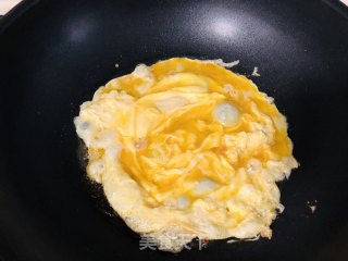 金黄鲜美的丝瓜鸡蛋菌菇汤，简单又低脂，全家都喜欢的做法步骤：3