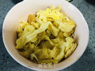 金黄鲜美的丝瓜鸡蛋菌菇汤，简单又低脂，全家都喜欢的做法步骤：4
