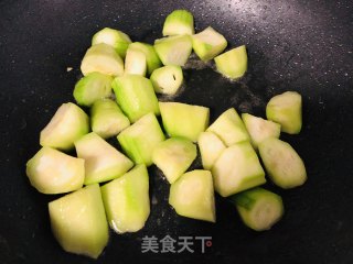 金黄鲜美的丝瓜鸡蛋菌菇汤，简单又低脂，全家都喜欢的做法步骤：6