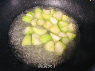 金黄鲜美的丝瓜鸡蛋菌菇汤，简单又低脂，全家都喜欢的做法步骤：7