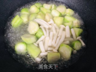 金黄鲜美的丝瓜鸡蛋菌菇汤，简单又低脂，全家都喜欢的做法步骤：8