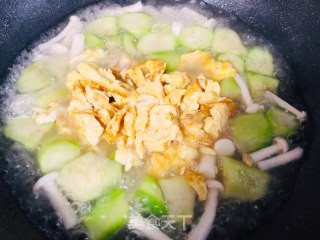 金黄鲜美的丝瓜鸡蛋菌菇汤，简单又低脂，全家都喜欢的做法步骤：9