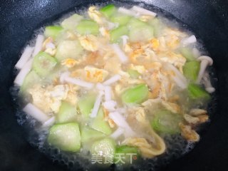 金黄鲜美的丝瓜鸡蛋菌菇汤，简单又低脂，全家都喜欢的做法步骤：10