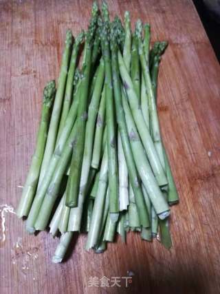 芦笋炒虾仁的做法步骤：1