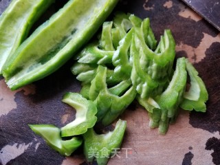 叉烧炒苦瓜的做法步骤：2