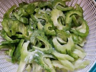 叉烧炒苦瓜的做法步骤：3