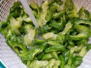 叉烧炒苦瓜的做法步骤：4