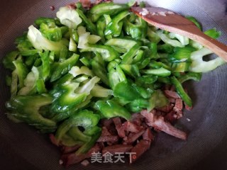叉烧炒苦瓜的做法步骤：9