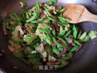 叉烧炒苦瓜的做法步骤：11
