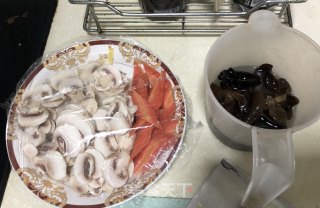 蘑菇三鲜素炒的做法步骤：1