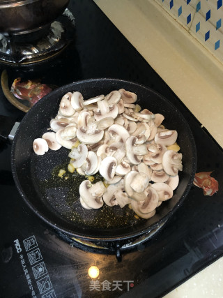 蘑菇三鲜素炒的做法步骤：3