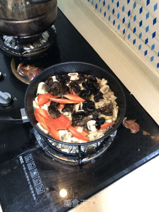 蘑菇三鲜素炒的做法步骤：4