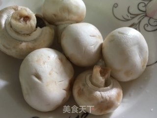 酱肉菌蔬三汁焖锅的做法步骤：1
