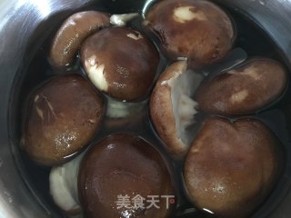 酱肉菌蔬三汁焖锅的做法步骤：4