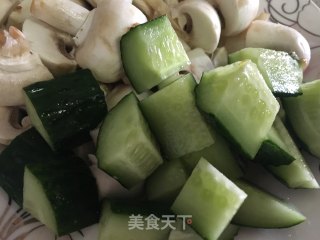 酱肉菌蔬三汁焖锅的做法步骤：5