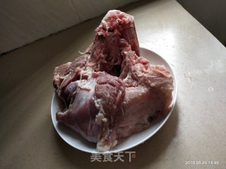 黄芪党参红枣骨头汤的做法步骤：1