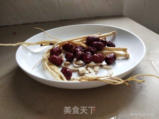 黄芪党参红枣骨头汤的做法步骤：2